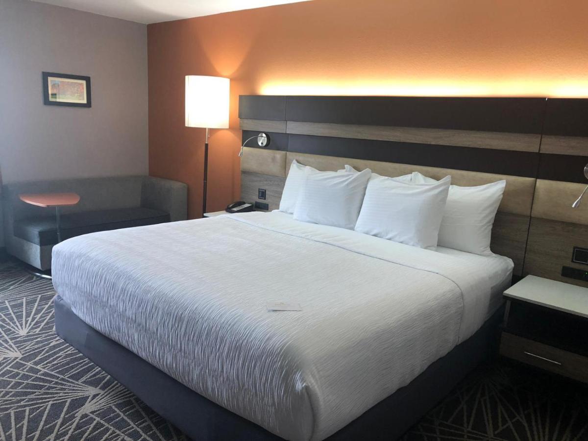 Deluxe King Room Mobility Access or Non-Smoking