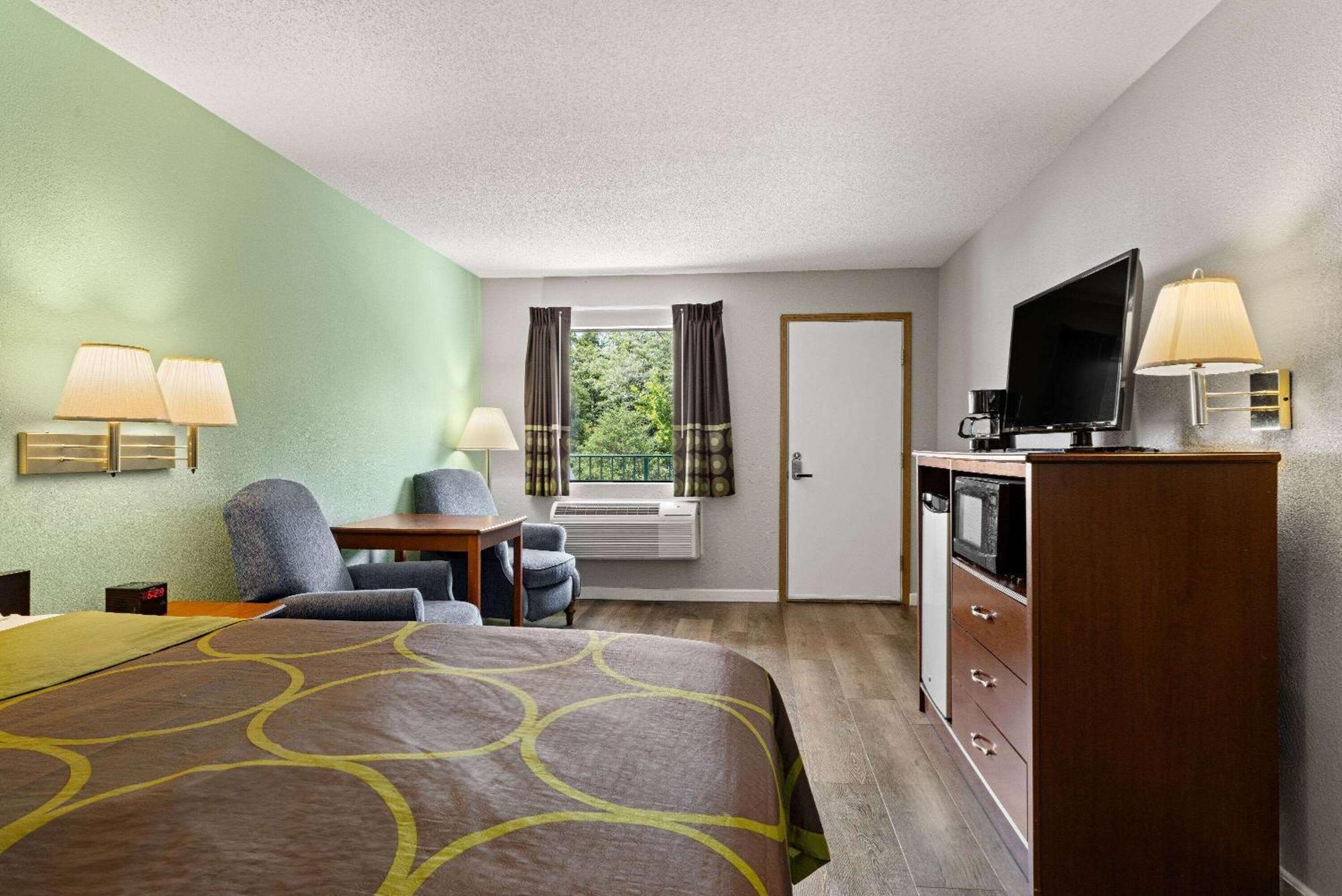 Deluxe King Suite - Non-Smoking,1541521693:JPEG